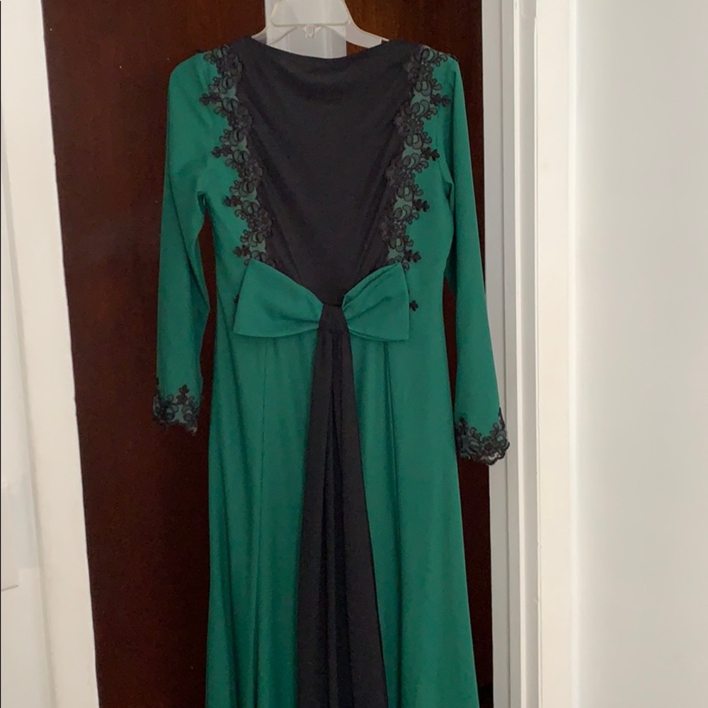 Modest dress - Picture 4 of 5